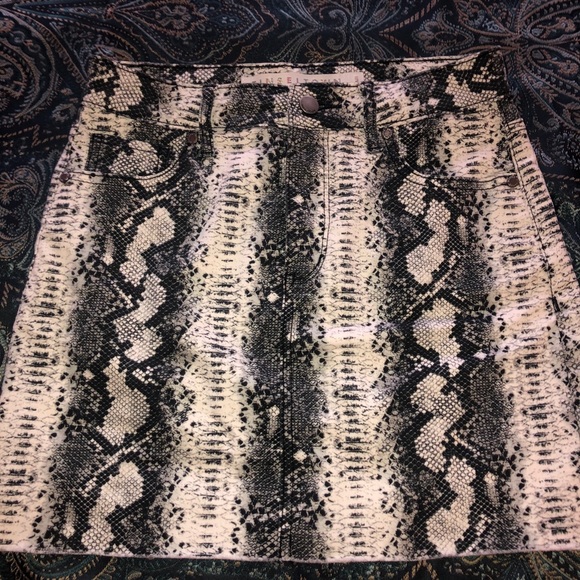 NWOT Snakeskin skirt juniors Sz 5 - Picture 1 of 3